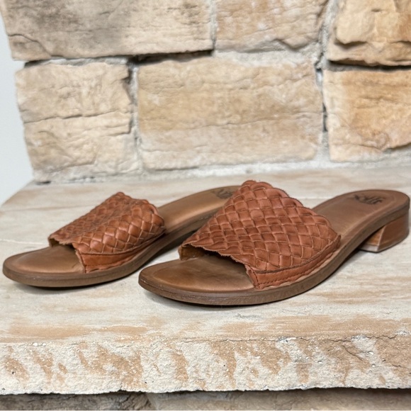Söfft Brown Leather Woven
Slide Sandals — Women's Size
7.5 Vacation Resort Ready - Picture 2 of 10